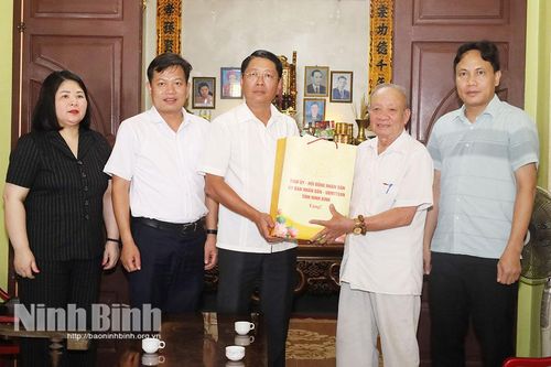 Lãnh đạo tỉnh thăm, tặng quà các gia đình đang thờ cúng nữ liệt sỹ dân quân pháo phòng không Lam Hạ