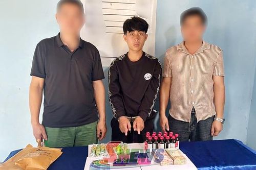 Phối hợp bắt 2 đối tượng, thu hơn 2.200 viên ma túy tại Lào