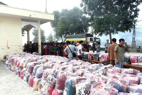 Trao 300 suất quà cho hộ nghèo, học sinh khó khăn xã Khâu Vai