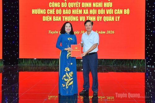 Công bố quyết định nghỉ hưu đối với đồng chí Ngô Thị Thu Hà, Phó Giám đốc Báo và phát thanh, truyền hình Tuyên Quang