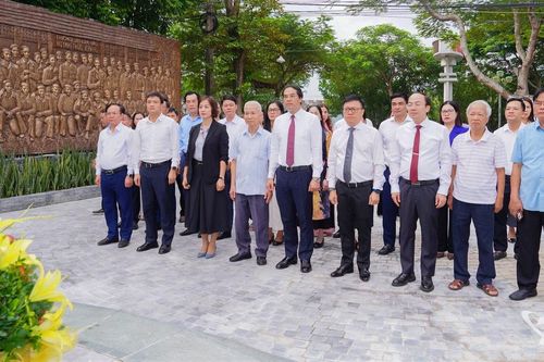 Dâng hương tưởng nhớ nhà báo Huỳnh Thúc Kháng và các thế hệ nhà báo cách mạng