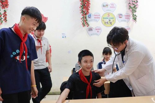 Hơn 1.500 trẻ em xã Nà Phặc được khám sàng lọc bệnh tim mạch