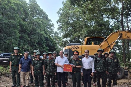 Khảo sát thực tế các khu vực nghi có hố chôn tập thể hài cốt liệt sĩ ở đèo Hải Vân