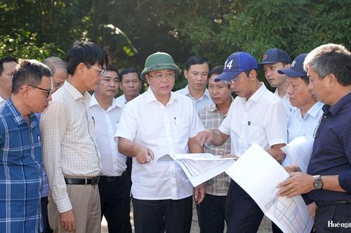 Phó Bí thư Thành ủy, Chủ tịch UBND thành phố Lê Trí Thanh khảo sát các điểm di tích nhằm mở hướng khai thác văn hóa