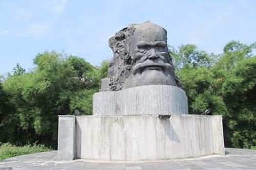 Nghĩa trang Phan Bội Châu sao không có mộ cụ Phan?