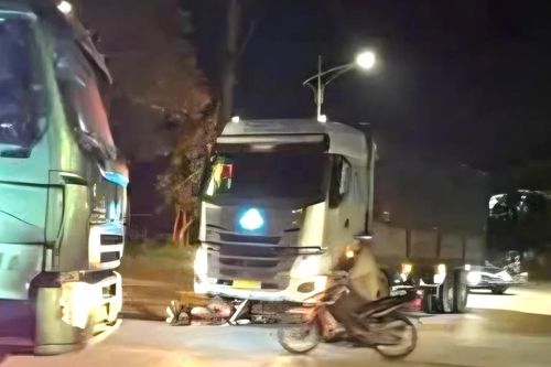 Hưng Yên: Va chạm với ô tô tải, hai người đi xe máy bị thương