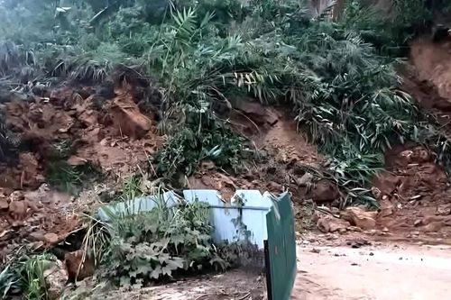 Sạt lở hơn 10.000m³ đất đá gây tắc quốc lộ 279 qua Lào Cai