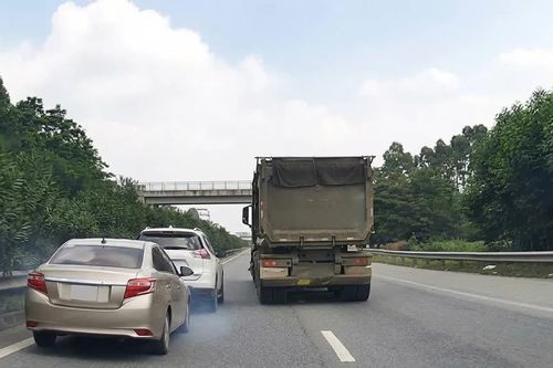 Vượt xe, chuyển làn 'điền chỗ trống', ô tô con gây tai nạn trên cao tốc