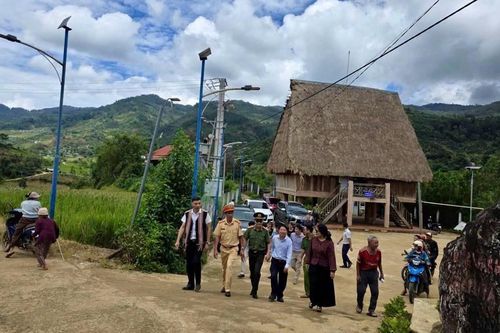 Bàn giao công trình 'Ánh sáng xanh vùng cao' bảo đảm ATGT cho đồng bào vùng cao Quảng Ngãi