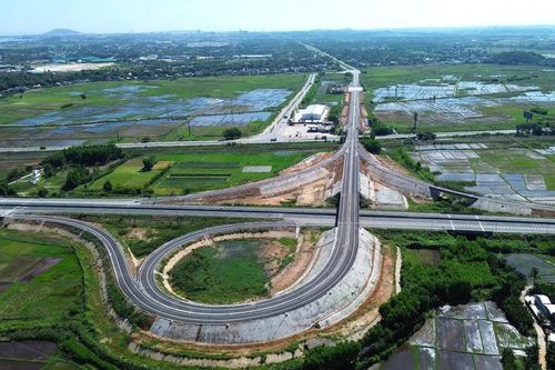 Cận cảnh nút giao nối Dung Quất với cao tốc Bắc - Nam trước giờ thông xe