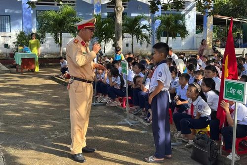 Hơn 20.000 giáo viên, học sinh Khánh Hòa được tuyên truyền pháp luật giao thông