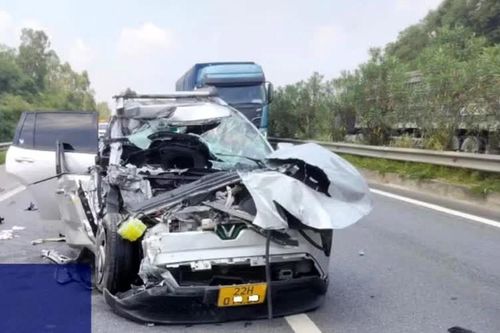 Tai nạn giao thông 30/9: Xe con tông đuôi xe đầu kéo trên cao tốc, một người bị thương