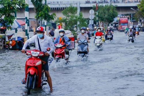 Triều cường dâng cao, nhiều tuyến đường phía Nam TP.HCM ngập sâu