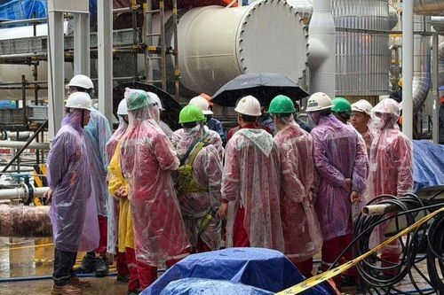 Những ngày Nhà máy Đạm Cà Mau thực hiện chiến dịch bảo dưỡng tổng thể 2026, trong chiếc áo mưa