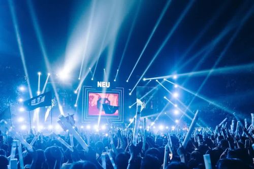 NEU Concert 2026: Khi năng lượng tuổi trẻ cộng hưởng thành bản hòa ca thanh xuân rực rỡ