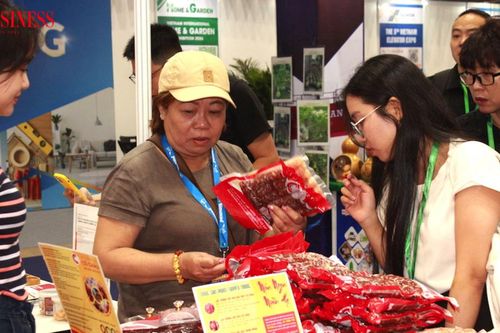 Hàng Việt trước mùa cao điểm: Giữ người mua, bán sao để không lép vế?