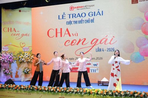 Thiếu tá, ca sĩ Lương Nguyệt Anh hát về cha, lay động sân khấu 'Cha và con gái'