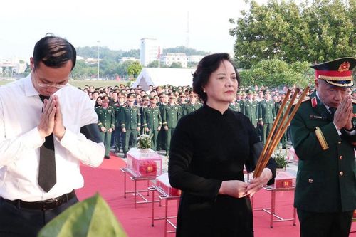 Phó Thủ tướng Phạm Thị Thanh Trà dự lễ truy điệu, an táng 71 hài cốt liệt sĩ tại Lào Cai