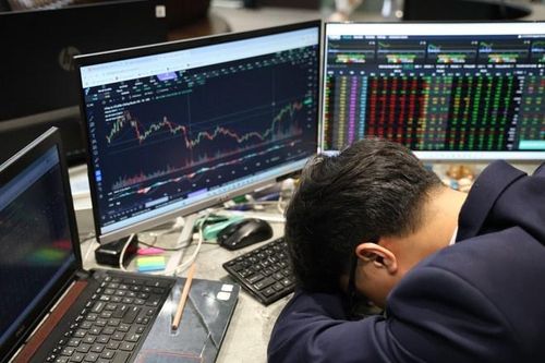 Dòng tiền 'án binh bất động' đẩy VN-Index bốc hơi hơn 9 điểm