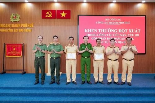 Khen thưởng 2 Cảnh sát giao thông kịp thời đưa người đột quỵ đến bệnh viện