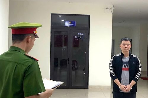 Nhận đổi 30.000 USD cho khách rồi bỏ trốn