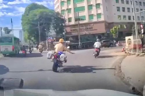 Cảnh sát giao thông mở đường giờ cao điểm, đưa người bị tai nạn lao động đi cấp cứu