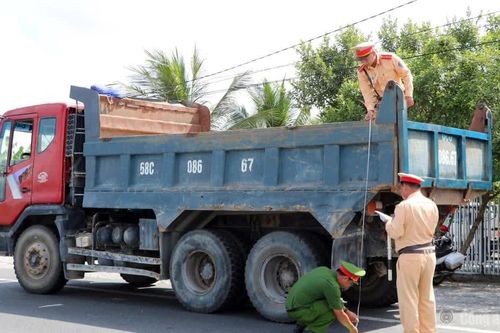 An Giang: Kiên quyết xử lý vi phạm trong vận chuyển cát, sỏi và vật liệu xây dựng
