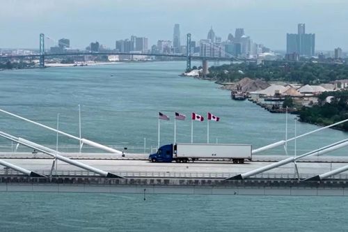 Mỹ cấm nhập hàng hóa Canada trị giá gần 1 tỷ USD