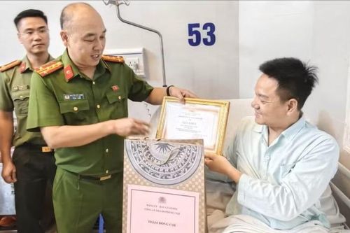 Thăm, động viên cán bộ bị thương khi làm nhiệm vụ