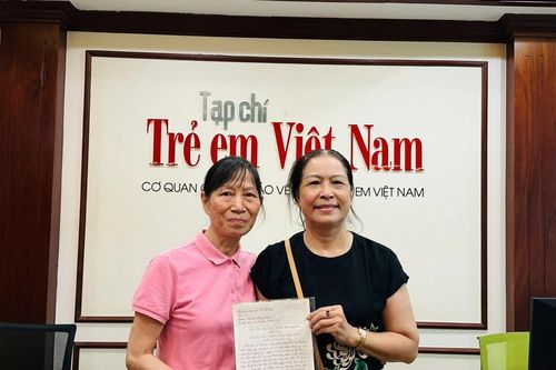 Cảm động bà nội, bà ngoại cùng đi nộp bài dự thi Trường học Hạnh phúc cho cháu gái