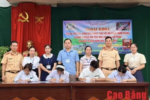 Giáo dục pháp luật an toàn giao thông cho hơn 400 học sinh Bảo Lâm