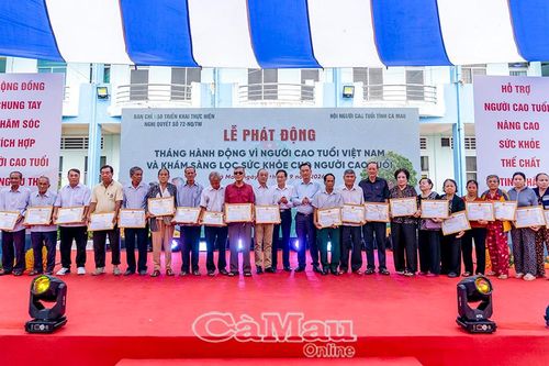 Hơn 300 người cao tuổi được khám sàng lọc sức khoẻ