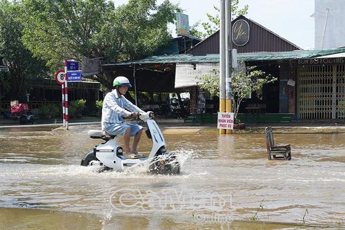 Cảnh báo nguy hiểm trên những đoạn đường xuống cấp do mưa ngập