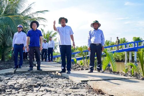 Phó Bí thư Tỉnh uỷ Huỳnh Quốc Việt khảo sát làm đường nông thôn tại Xã Trần Phán