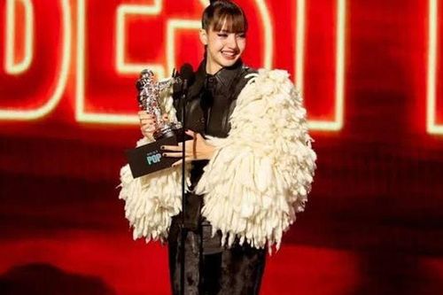 Lisa vừa lập kỷ lục ở VMAs, một chàng trai bất ngờ xuất hiện phía sau sân khấu