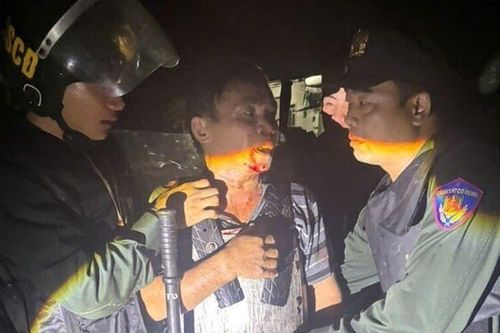 Xin ở nhờ rồi không chịu rời đi, Hoàng Hữu Lai mặc áo giáp tự chế, dùng dao tấn công công an