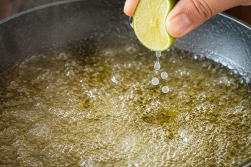 Vì sao nhiều người nhỏ vài giọt chanh vào dầu trước khi chiên? Hóa ra không phải để tạo vị chua
