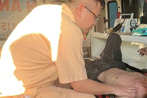Cụ ông 73 tuổi kiệt sức bên Quốc lộ 5 đã được cứu kịp thời