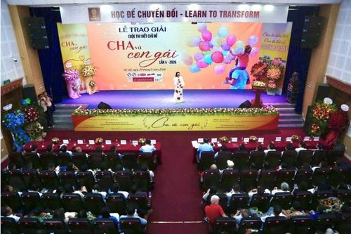 Trao giải cuộc thi viết “Cha và con gái” lần 4: Hơn 1.000 câu chuyện, 13 tác phẩm được vinh danh