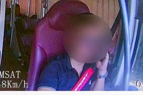 Xử phạt tài xế xe khách vừa lái xe vừa dùng điện thoại