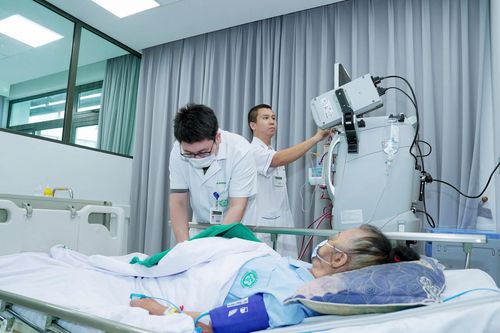 Tưởng thoát vị đĩa đệm, người phụ nữ bất ngờ liệt tứ chi, phải thay huyết tương