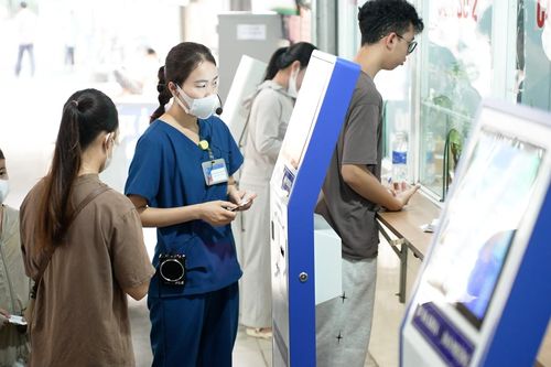 Chuyển đổi số trong y tế: Dữ liệu liên thông, hết cảnh xếp hàng chờ khám bệnh