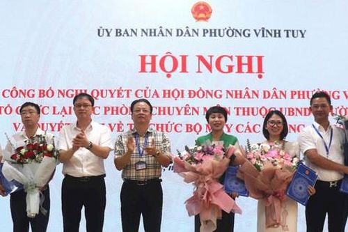 Phường Vĩnh Tuy công bố quyết định về tổ chức bộ máy các phòng chuyên môn