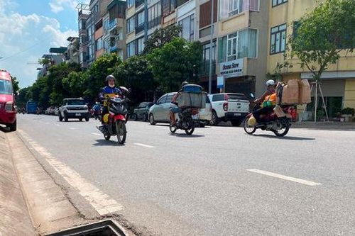 Mối nguy từ những hố ga mất nắp ở Long Biên