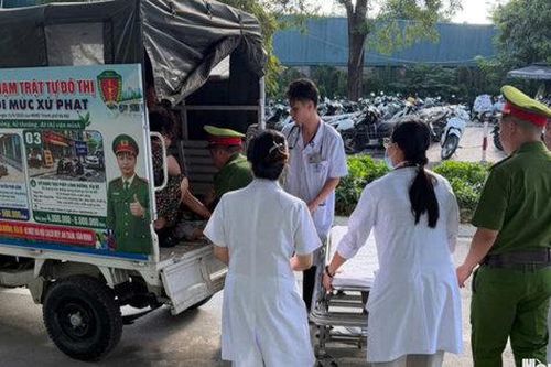 Công an phường Giảng Võ kịp thời đưa người phụ nữ đột quỵ đi cấp cứu