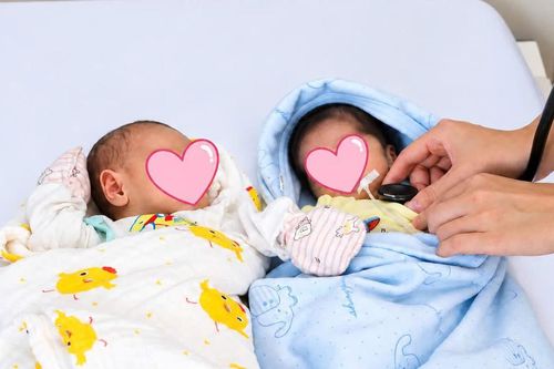 Hành trình chăm sóc đặc biệt cho cặp song sinh chào đời ở tuần 29, một bé chỉ nặng 800g