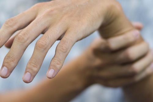 Ngỡ thoát vị đĩa đệm, người phụ nữ yếu tứ chi vì bệnh thần kinh nguy hiểm
