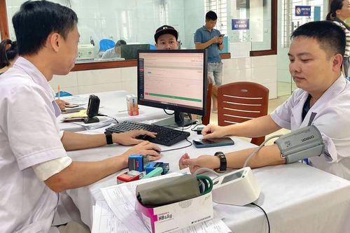 Cán bộ y tế Nghệ An hiến máu cứu bé trai 8 tuổi