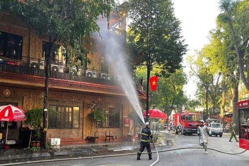 Cháy nhà 7 tầng ở Khương Đình, 4 người mắc kẹt thoát nạn kịp thời