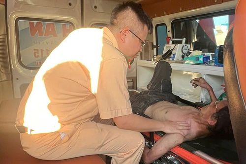 Thượng tá CSGT Hải Phòng ứng cứu một người bị kiệt sức bên đường